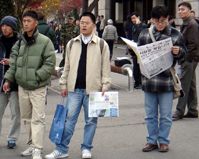 거리에서는 결의대회와 유인물을 유심히 보고 있는 시민들이 많이 눈에 띄었다. 